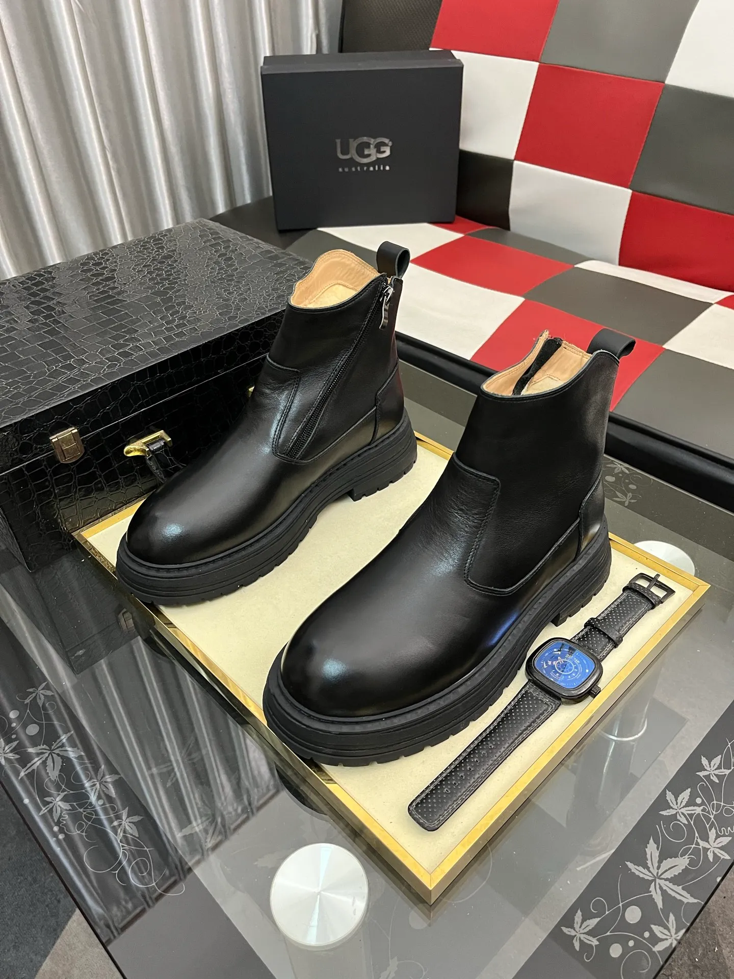 Ex-factory price: 680⌚️⌚️Thick wool imported from Australia Brand: UGG genuine purchasing agent Size: 39-44 (45 customized) Grade: Official website 1:1 Material: First layer of genuine leather waterproof and antifreeze upper Real wool lining Original non-slip and wear-resistant outsole Style category: Men's casual shoes Trendy style Comfortable on the feet Color: Official website color synchronization